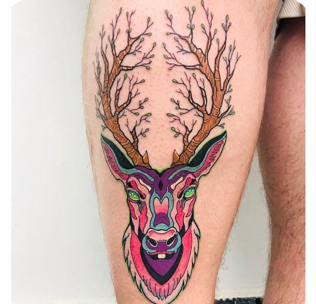 Tatuaje a color de un ciervo, obra de Jonathan Pardo