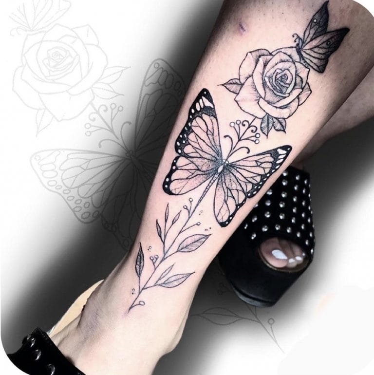 Tatuaje de línea con mariposa y rosa
