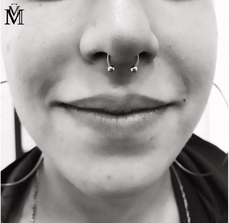 Piercing septum recién colocado