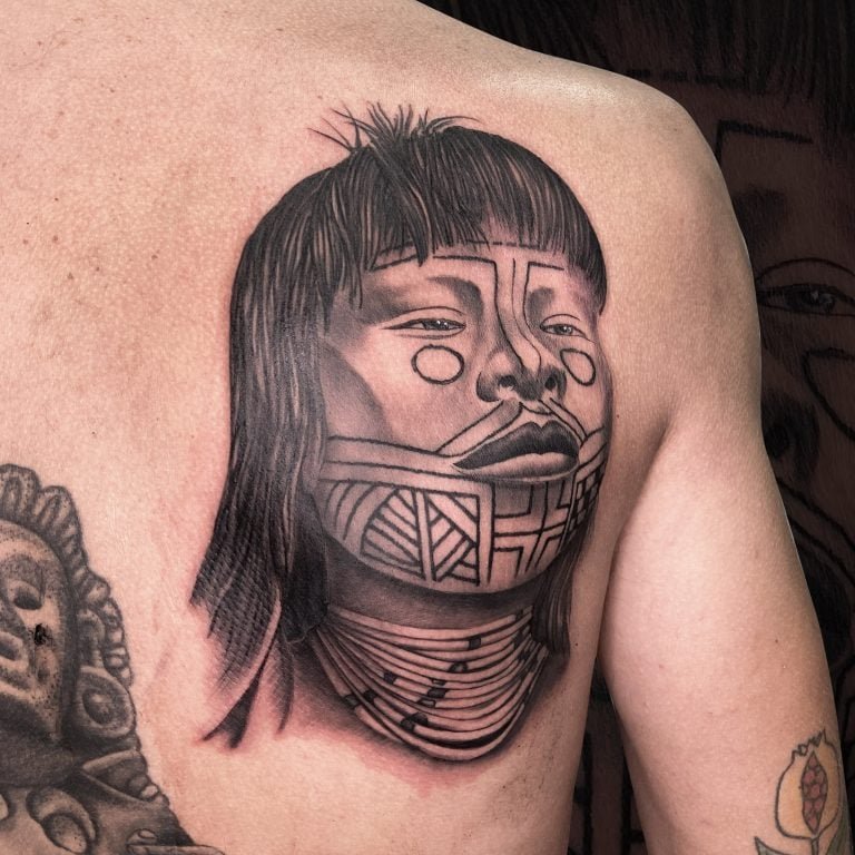 Tatuaje realista de un retrato en la espalda
